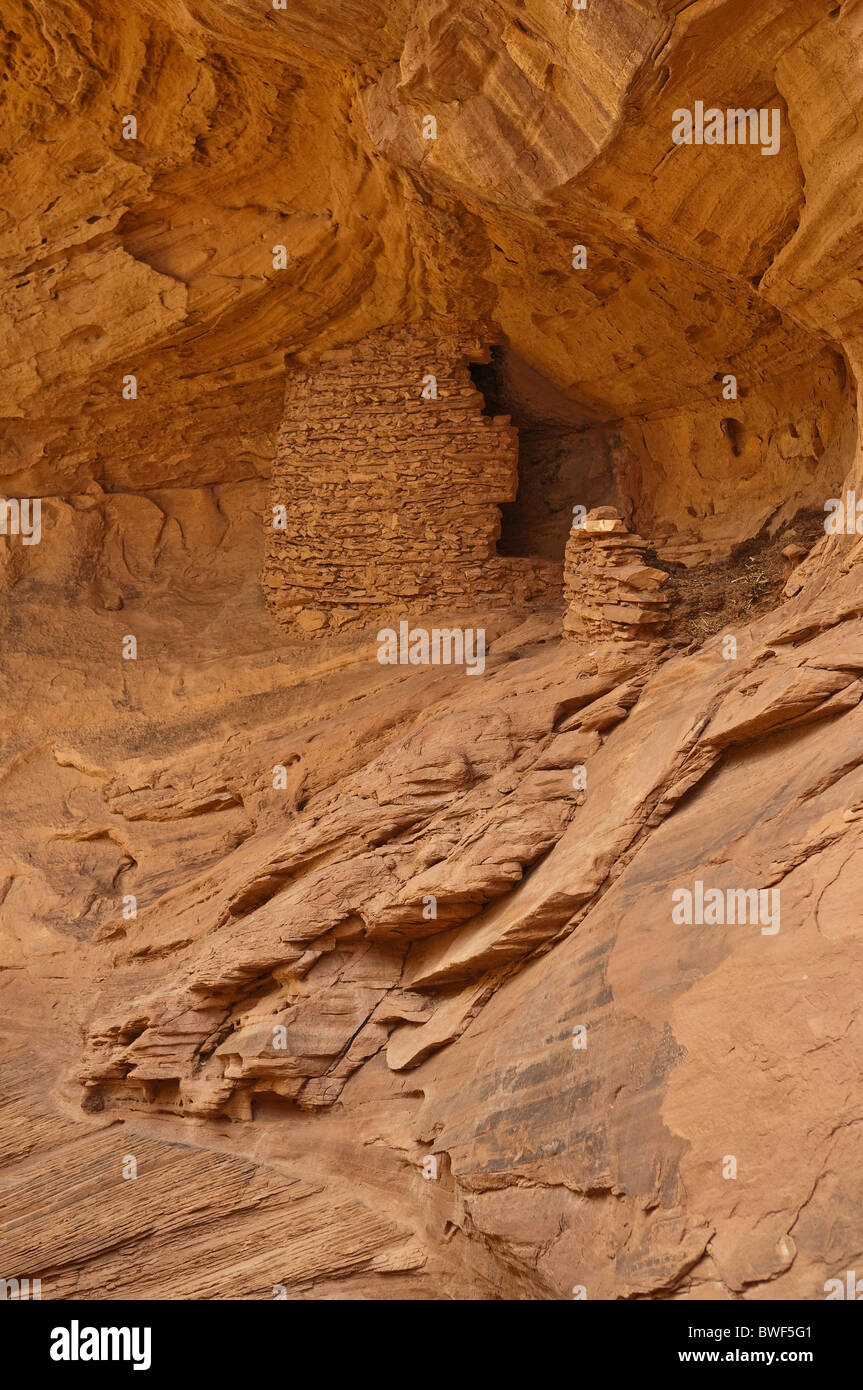 Sur 1500 ans, ruines de la Native American Indians in the HONEYMOON Arch, Mystery Valley, Arizona, USA Banque D'Images