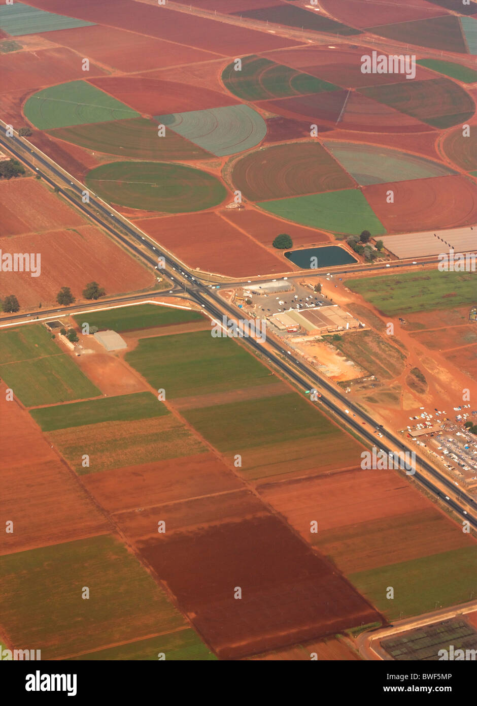 Les terres agricoles irriguées en Afrique du Sud coupe par des routes Banque D'Images