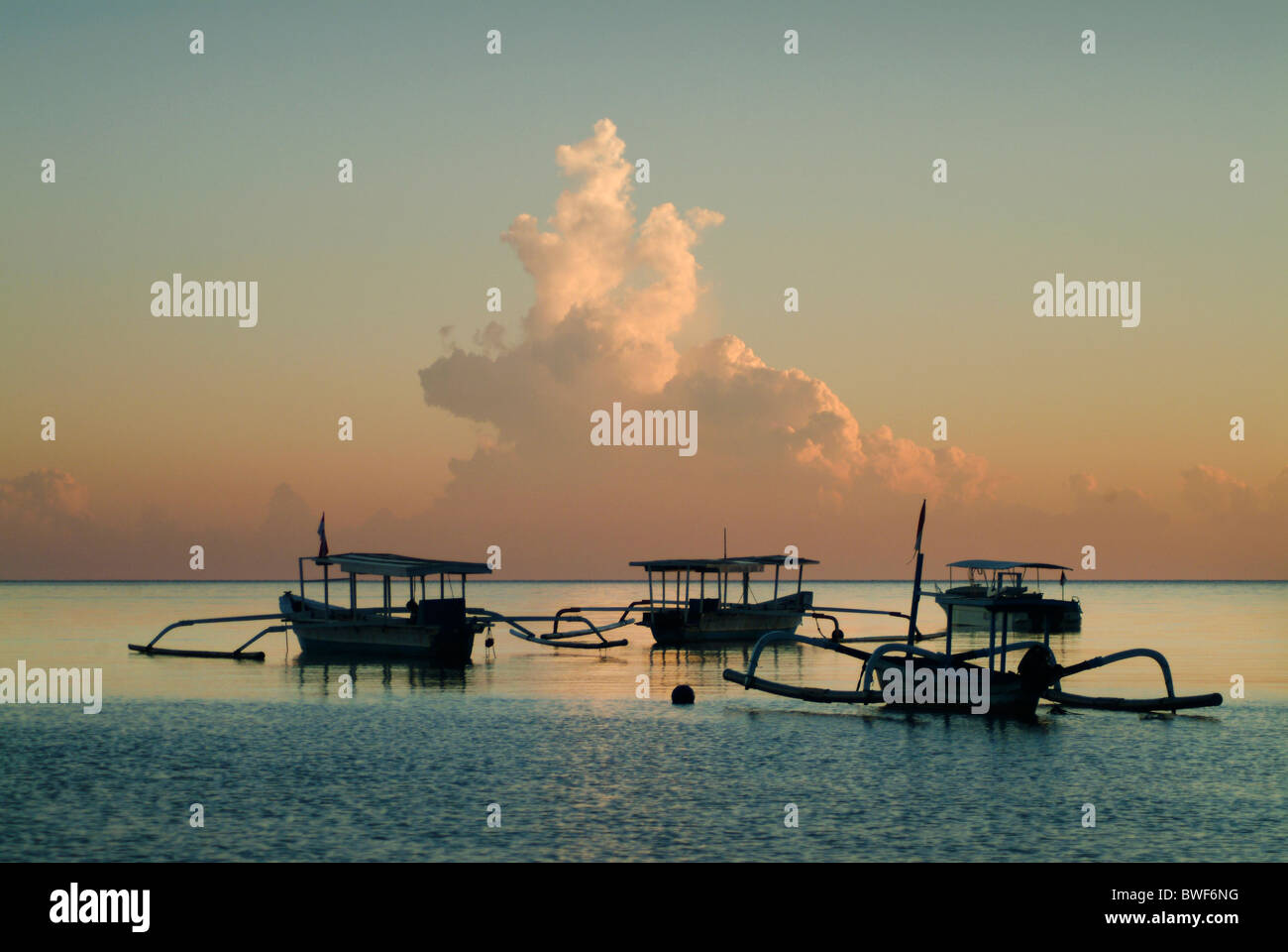 Dans la baie du village de pêcheurs de Pemuteran, Bali, les bateaux de pêche restent ancrées en attente de sortir dans la nuit pour la pêche. Banque D'Images