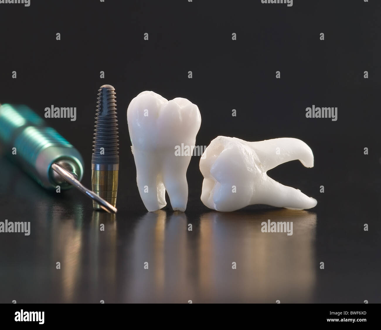 Des dents de sagesse et d'instruments dentaires Banque D'Images