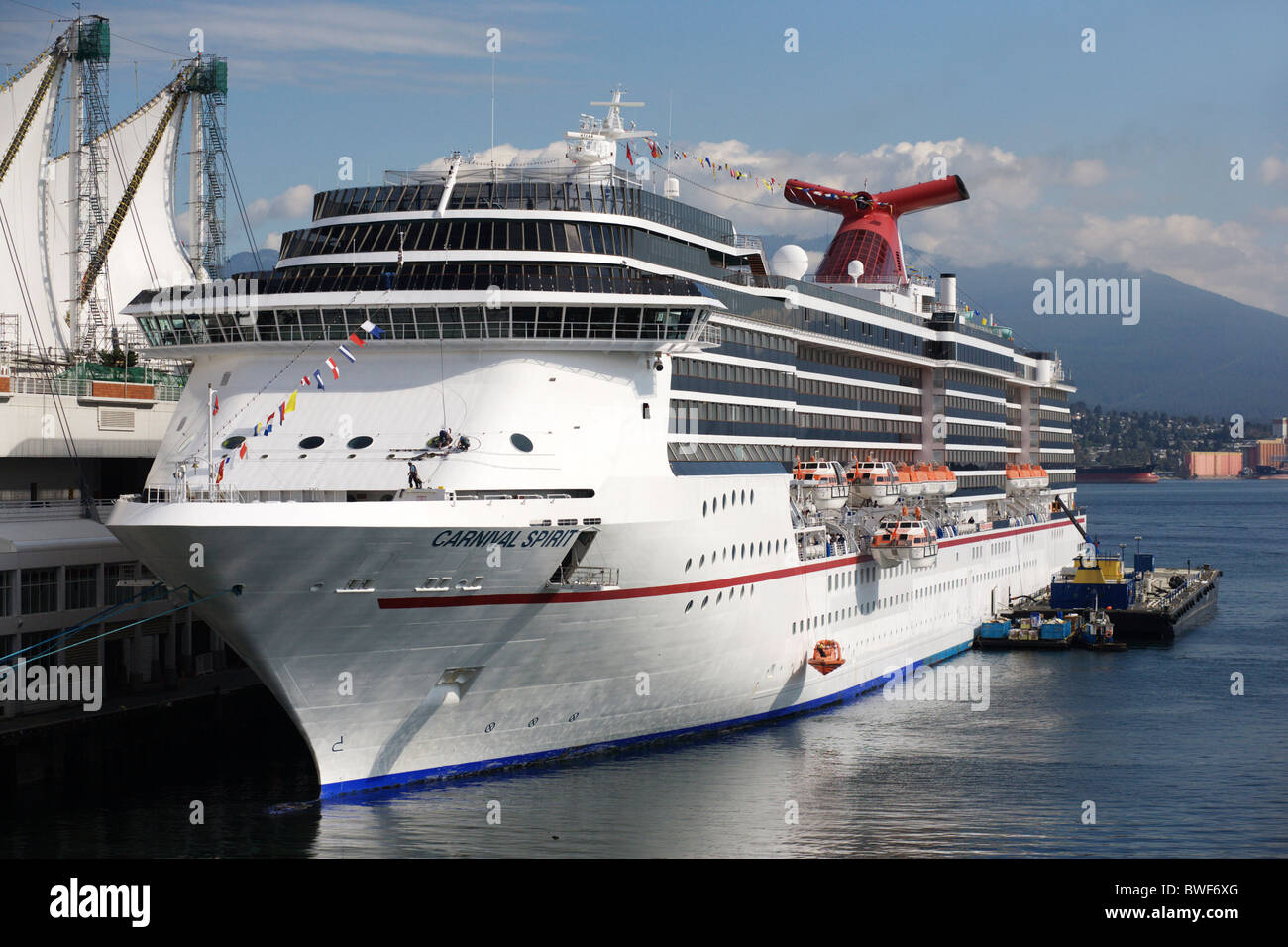 Un navire de croisière amarré au terminal de croisière Canada Place à Vancouver en Colombie-Britannique, Canada Banque D'Images