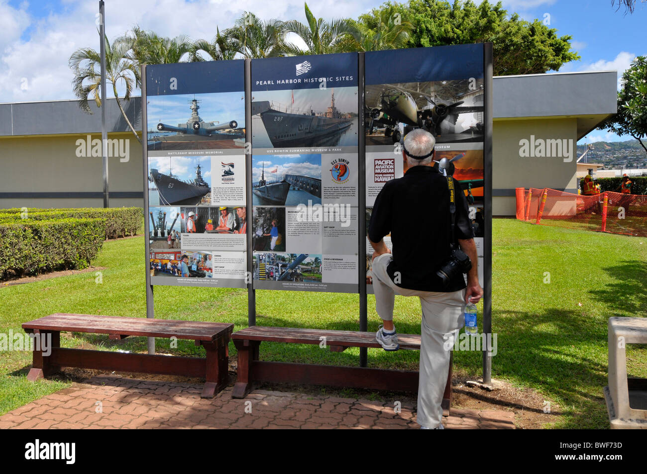 L'homme ressemble à Pearl Harbor, Hawaii Sites sur Afficher Banque D'Images