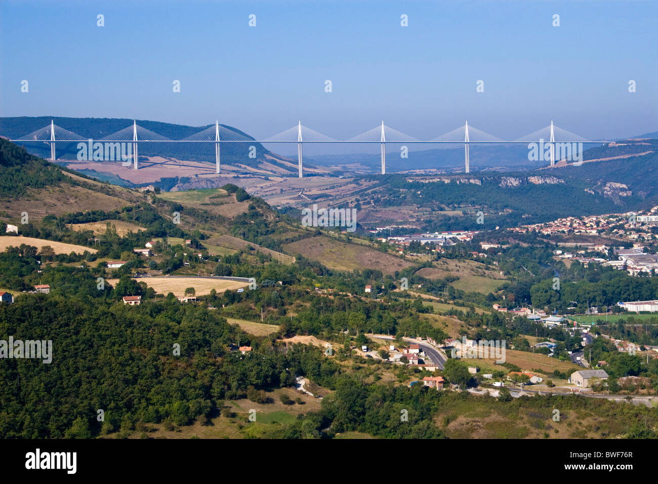 Paysage de la Vallée du Tarn et le viaduc de Millau, le pont le plus haut au monde, Millau, France du Sud JPH0284 Banque D'Images