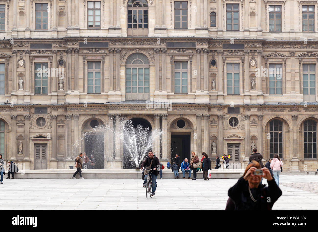 Les touristes au Louvre, Paris, France Banque D'Images