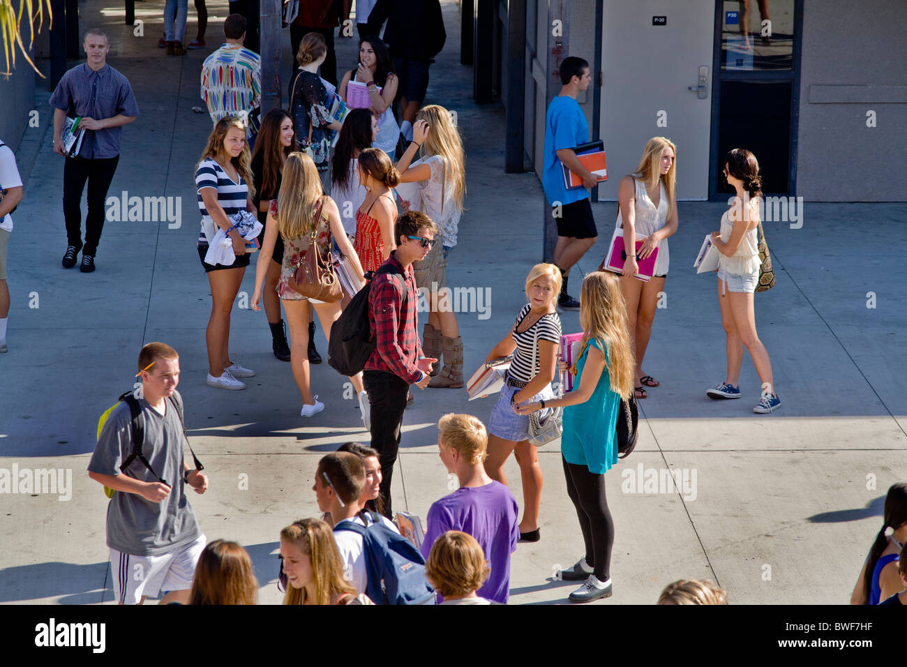 Les élèves du secondaire de socialiser à l'extérieur par temps chaud entre les classes à San Clemente, CA. Banque D'Images