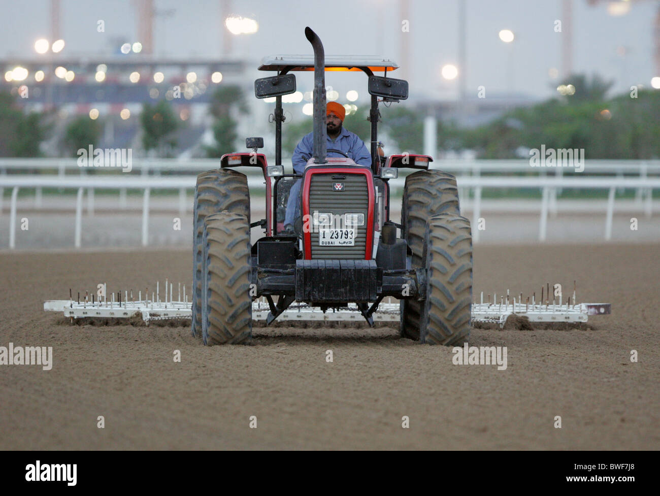 Un homme horrows les pistes en terre à l'hippodrome de Nad Al Sheba, DUBAÏ, ÉMIRATS ARABES UNIS Banque D'Images