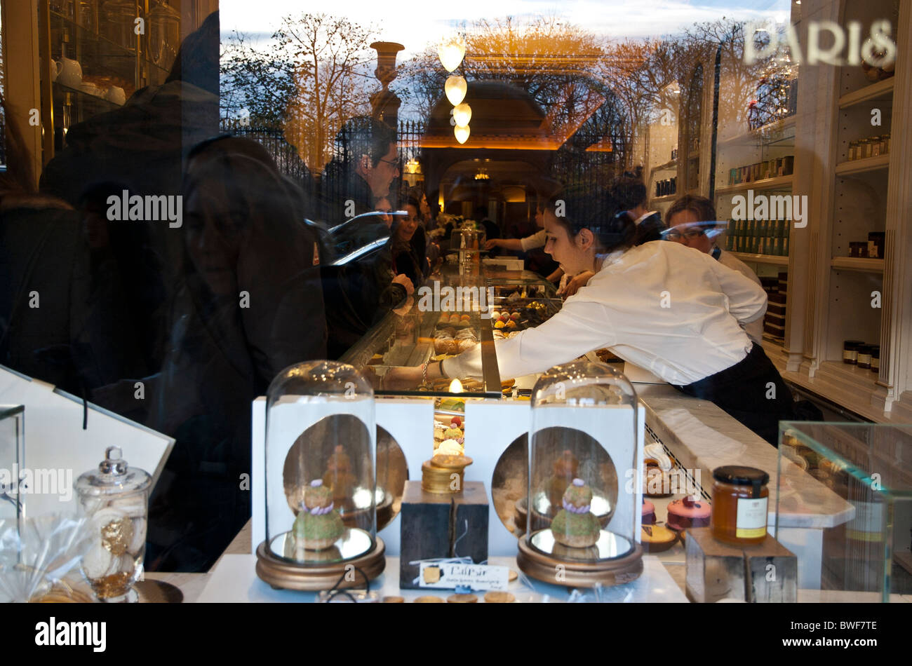 Réflexion sur une pâtisserie traditionnelle française alogside fenêtre les Champs-Élysées à Paris Banque D'Images