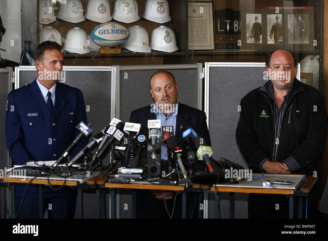 Le surintendant Gary Knowles, sauvetage minier NZ manager Trevor Watts (plus courte) et Pike River Coal Directeur Peter Whittall bref media Banque D'Images