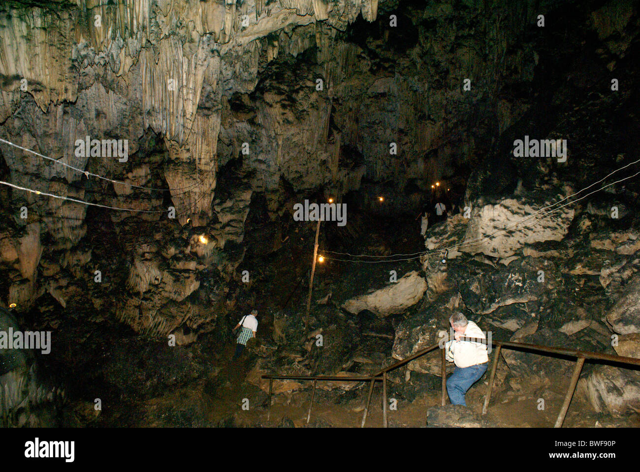 Les touristes à explorer les grottes Grutas de Lanquin, Alta Verapaz, Guatemala Banque D'Images