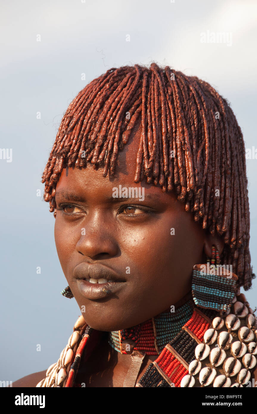 Portrait d'une jeune femme Hamar avec colliers faits de cauris et avec de l'argile rouge dans ses cheveux, la vallée de la rivière Omo Ethiopie Banque D'Images