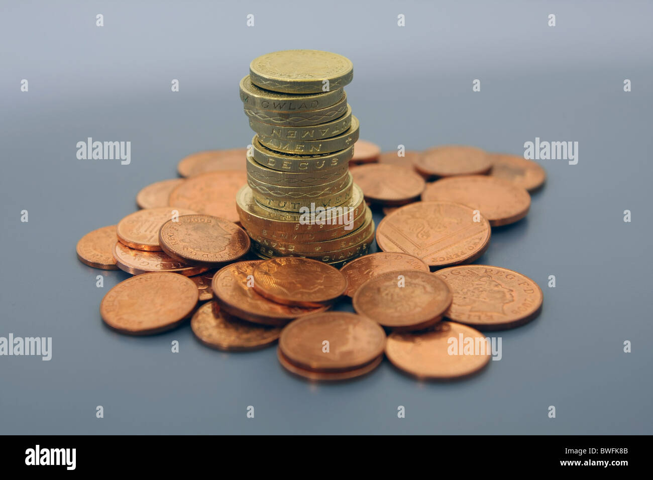 Une pile de £2 et £1 pièces au milieu d'une pile de 2p et 1p coins Banque D'Images
