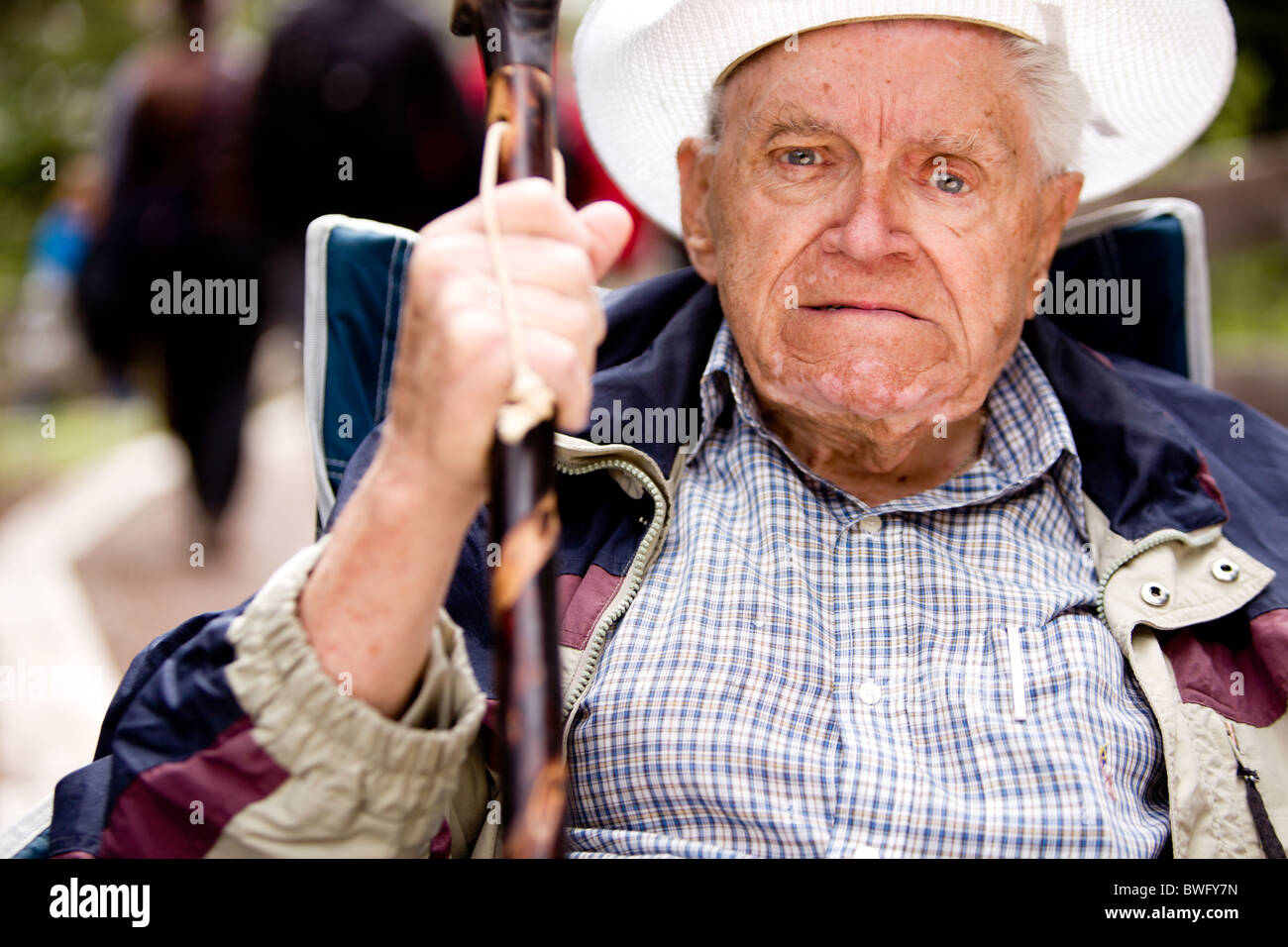 Un vieil homme en colère avec son poing et malheureux face Banque D'Images