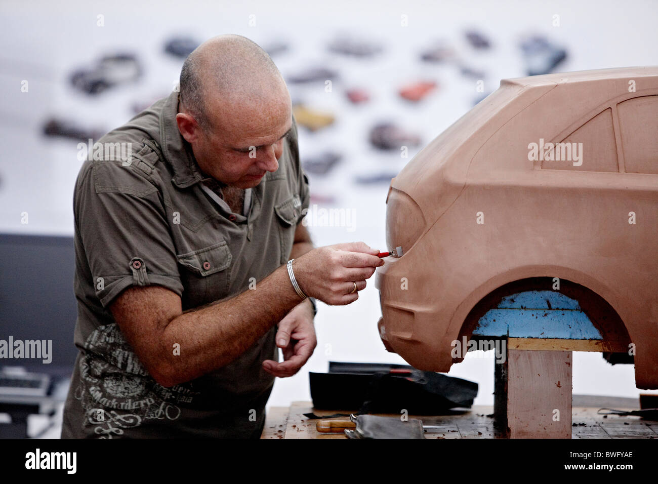 L'intérieur de la voiture des techniciens de l'usine MG de Longbridge à Birmingham, travailler sur des modèles d'une nouvelle MG voiture. Banque D'Images