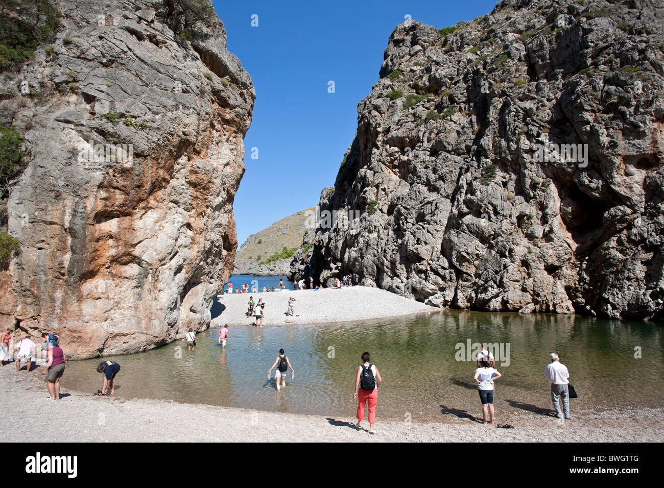Les touristes visitant Torrent de Pareis. La Calobra. L'île de Majorque. Espagne Banque D'Images