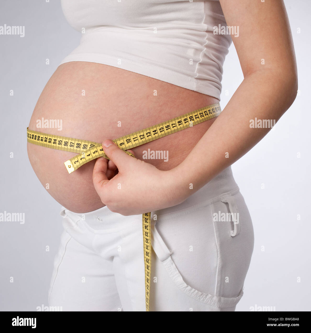 Femme Enceinte De 9 Mois Son Ventre De Mesure Photo Stock Alamy