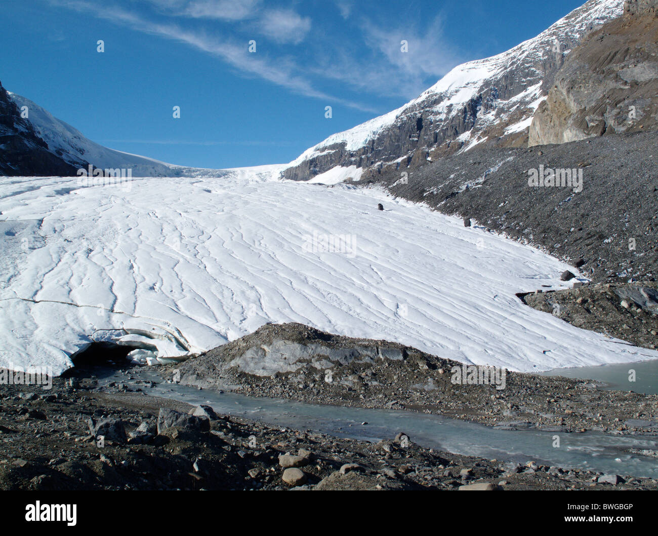 Le glacier dans le champ de glace Columbia dans le parc national Jasper dans les Rocheuses au Canada Banque D'Images