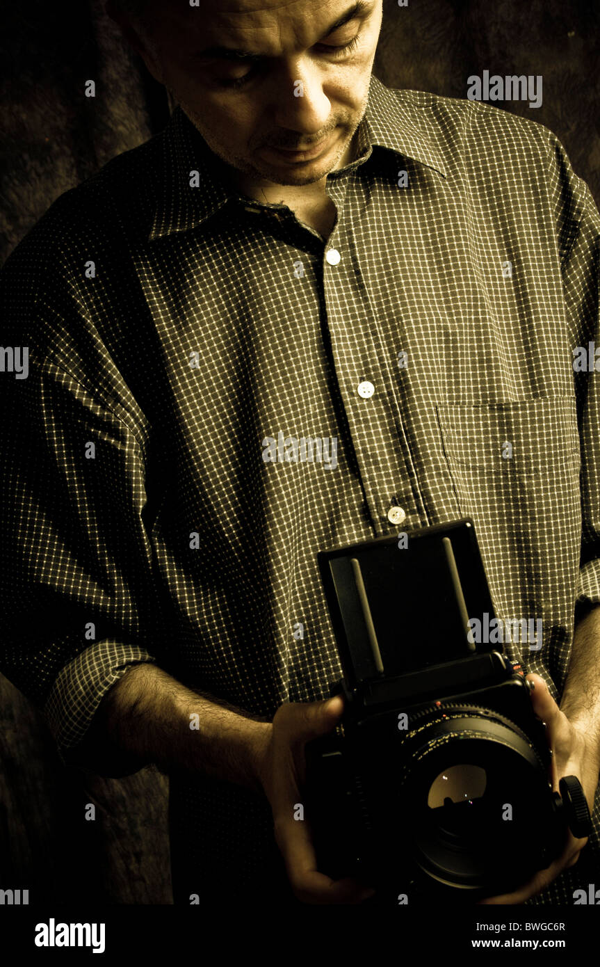 photographe avec un appareil photo de format moyen prenant une photo Banque D'Images