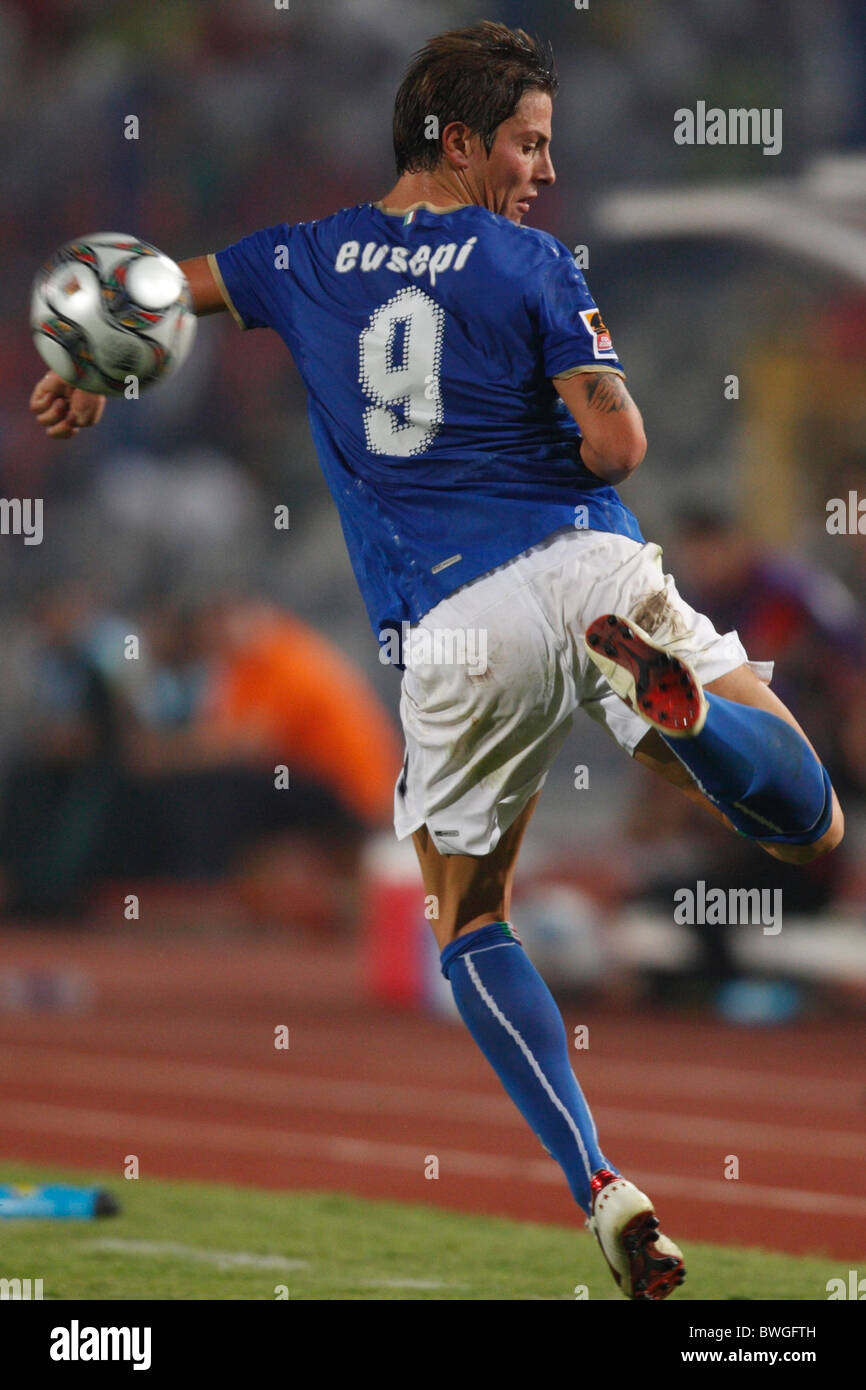 Umberto Eusepi d'Italie retour talons la balle au cours d'une Coupe du Monde U-20 DE LA FIFA, un match de groupe contre l'Egypte le 1 octobre 2009 Banque D'Images