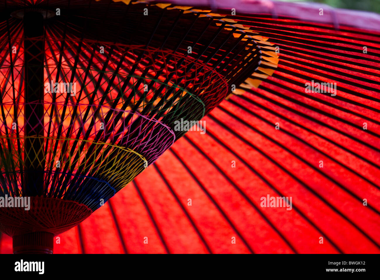 Détail d'un parasol en papier rouge japonais. Banque D'Images