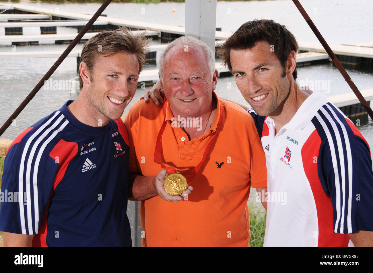 L'Aviron frères Ross Hunter (à gauche) et Mark Hunter MBE avec père Terry Hunter tenant la médaille d'or de marque Banque D'Images