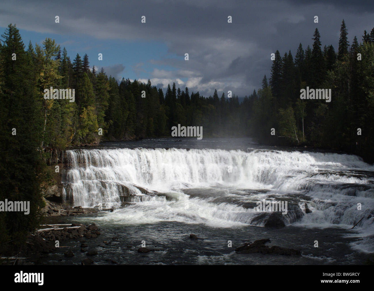 La Dawson Falls sur la rivière Murtle dans le parc provincial Wells Gray en Colombie-Britannique, Canada. Banque D'Images