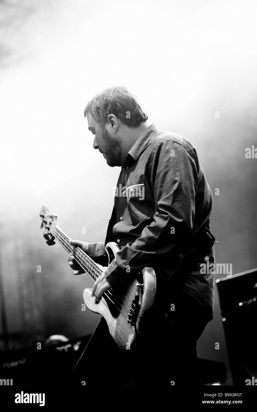 Jimi Goodwin, chanteur et bassiste, joue avec les colombes de la bande à l'Eden sessions à l'Eden Project en 2010 Banque D'Images