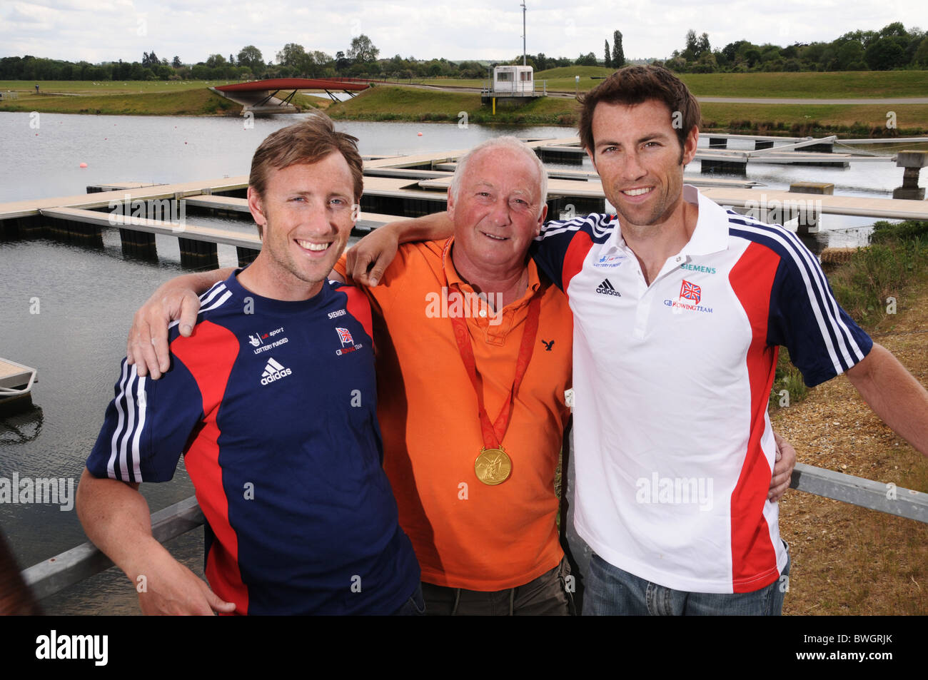 L'Aviron frères Ross Hunter (à gauche) et Mark Hunter MBE avec père Terry Hunter tenant la médaille d'or de marque Banque D'Images