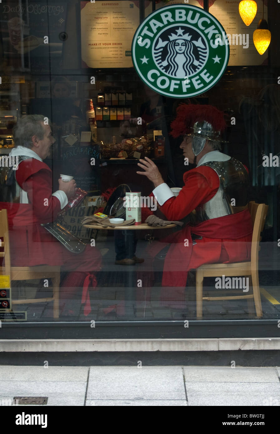 Il est temps pour une pause-café pour deux membres de l'Artillerie de piquiers et mousquetaires Honorable Company Banque D'Images