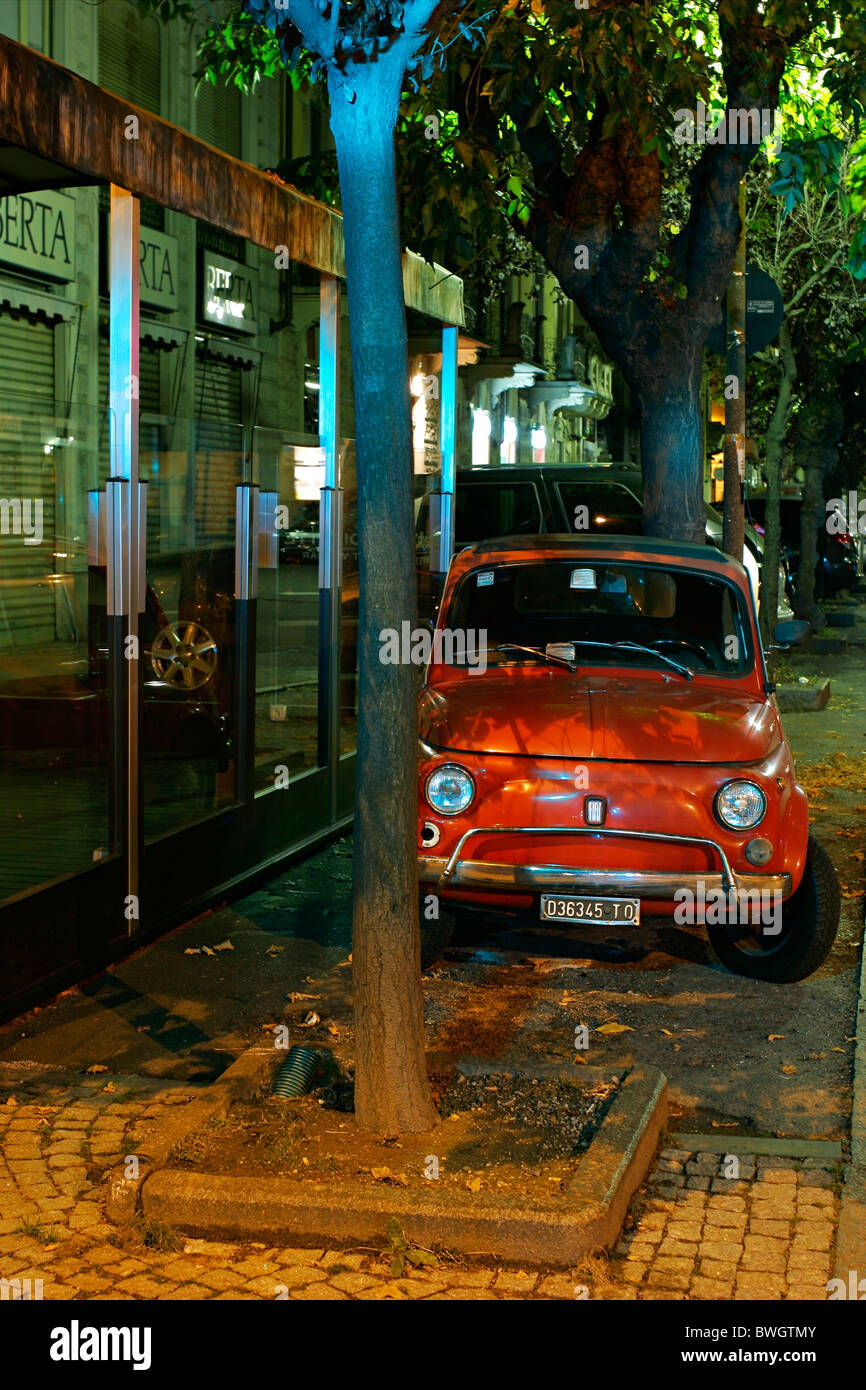 FIAT 500 garée dans une rue italienne typique Banque D'Images