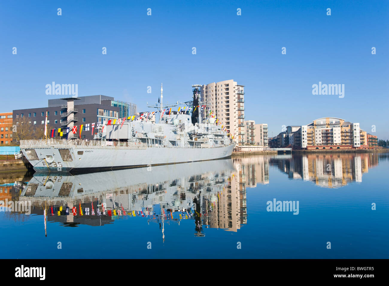 Le HMS Monmouth Type 23 de la Royal Navy frigate amarré dans le port de la baie de Cardiff South Wales UK Banque D'Images