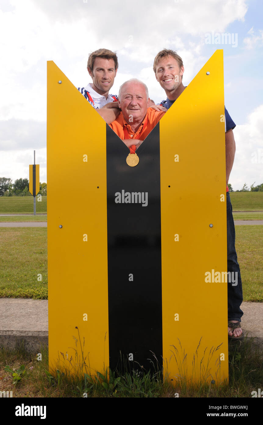Frères d'Aviron Mark Hunter MBE (à gauche) et Ross Hunter avec le père Terry Hunter tenant la médaille d'or de marque Banque D'Images