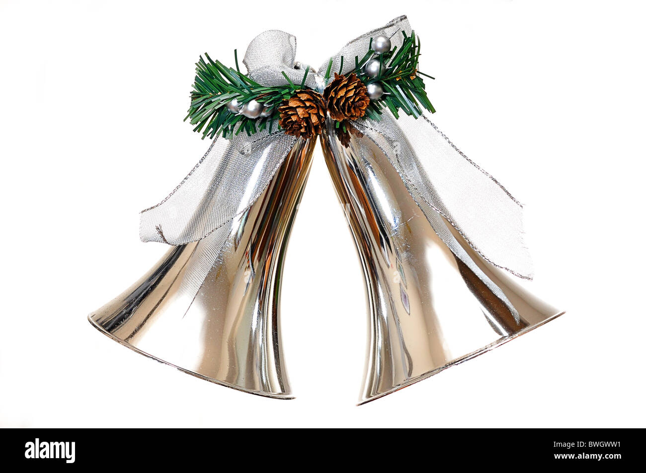 Ornement de Noël avec des cloches d'argent isolé sur fond blanc. Banque D'Images