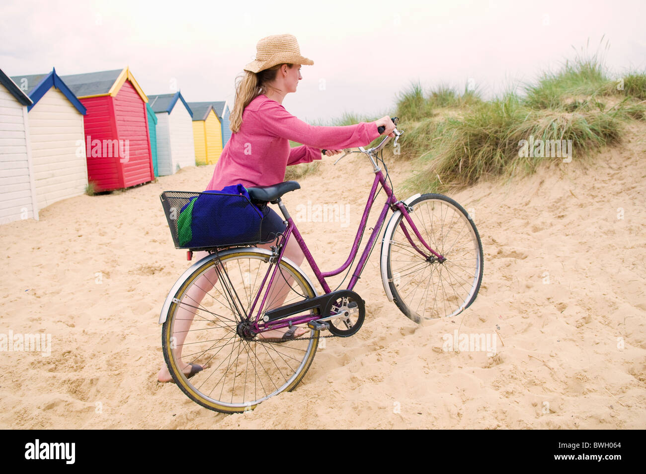 La femme pousse location sur beach Banque D'Images