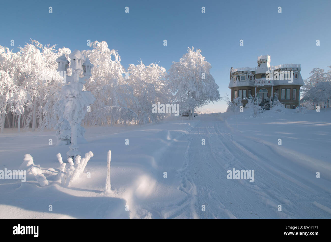 Scène d'hiver après une tempête de pluie verglaçante suivie par.Ce dans dans la ville de Mont Shefford, Québec, Canada. Banque D'Images