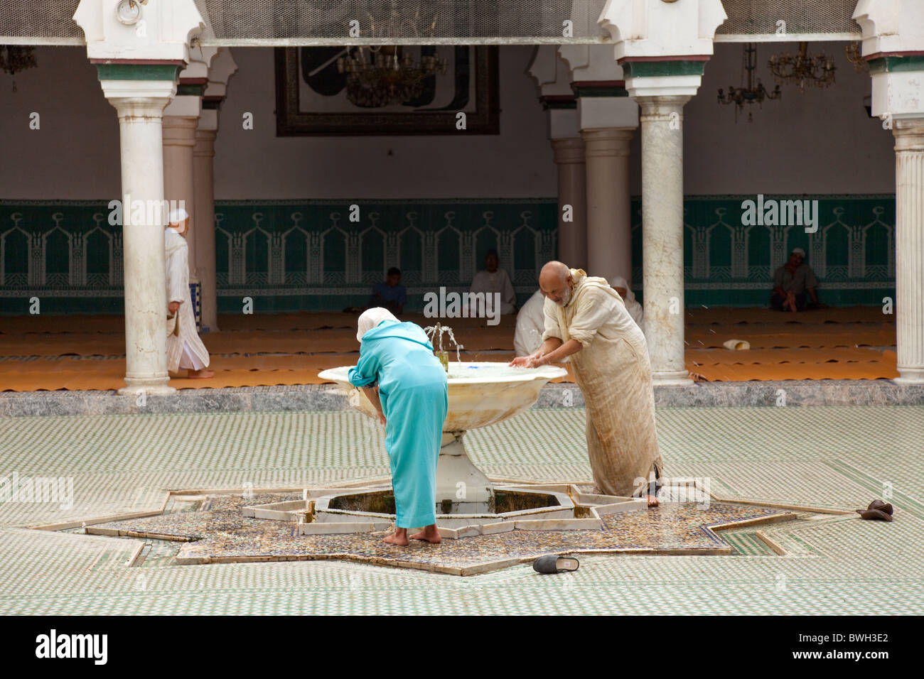 Adorateurs islamique se purifier lors d'une fontaine d'ablution dans une mosquée dans la médina, vieille ville de Fes, Maroc. Banque D'Images