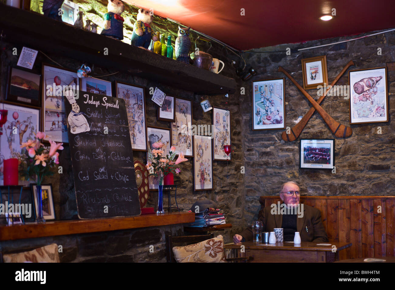 Irlandais se détend dans un bar traditionnel en tour du lac, dans le comté de Cork, Irlande Banque D'Images