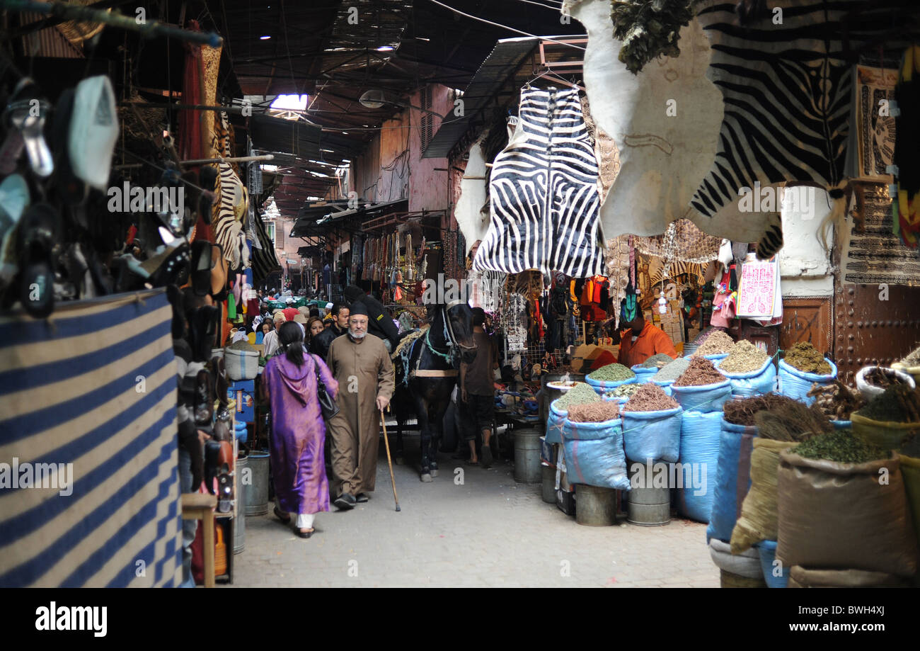 Maroc Marrakech - 2010 l'intérieur du Mellah juif coloré zone du marché de la médina ou la vieille ville fortifiée de Marrakech Maroc Banque D'Images