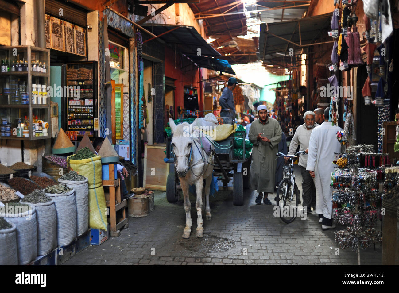 Maroc Marrakech - 2010 l'intérieur du Mellah juif coloré zone du marché de la médina ou la vieille ville fortifiée de Marrakech Maroc Banque D'Images
