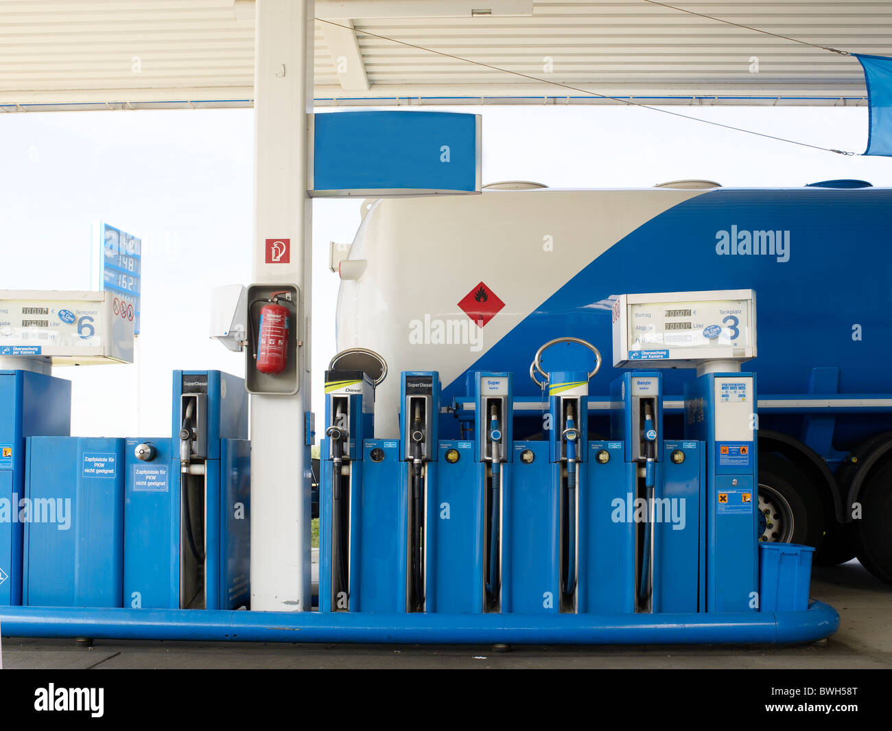 Station d'essence avec les pompes à carburant et les camions-citernes Banque D'Images