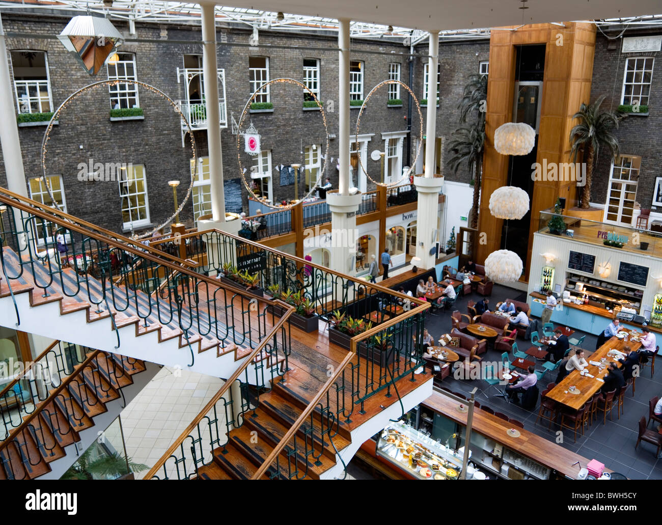 L'Irlande Comté de Dublin City Centre Powerscourt restaurants avec des gens à des tables à côté de boutiques dans l'ancien clos cour géorgienne Banque D'Images