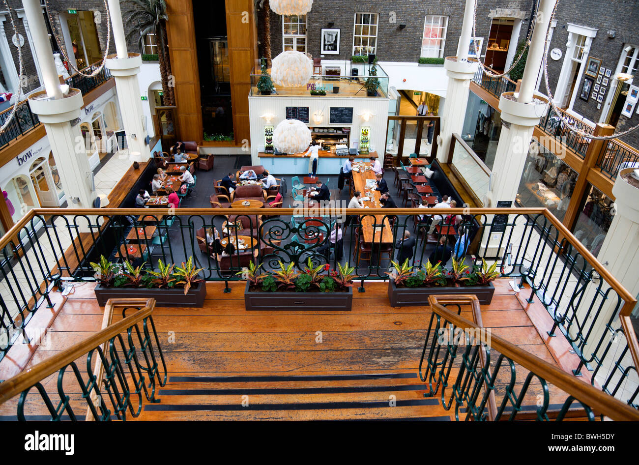 L'Irlande Comté de Dublin City Centre Powerscourt restaurants avec des gens à des tables à côté de boutiques dans l'ancien clos cour géorgienne Banque D'Images