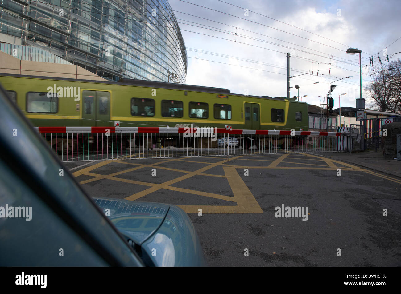 Train dart en passant devant le stade Aviva Landsdowne Road Dublin République d'Irlande Banque D'Images