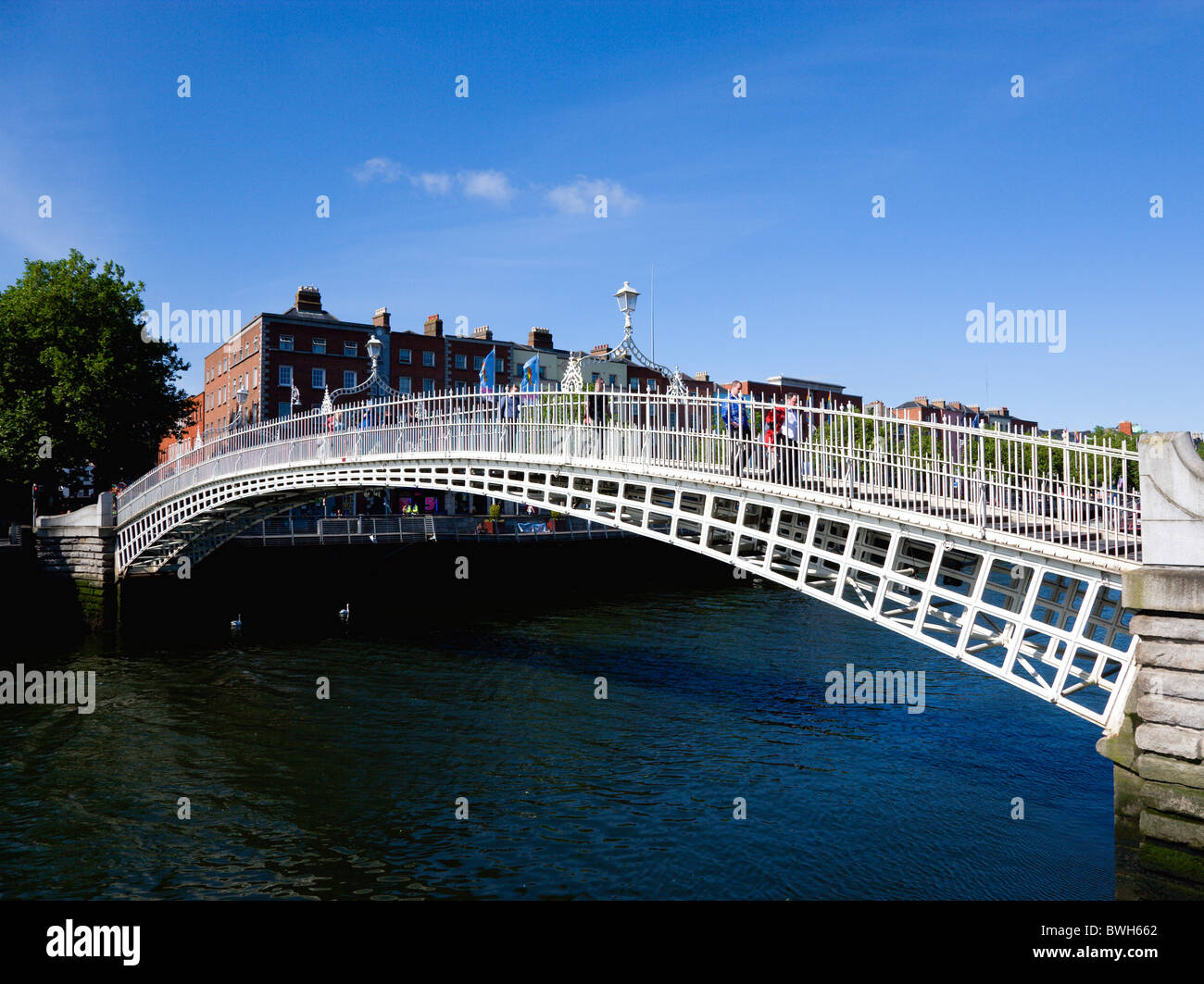 L'Irlande, comté de Dublin, Dublin City, la fonte 1816 Ha'penny ou demi-penny Bridge sur la rivière Liffey. Banque D'Images