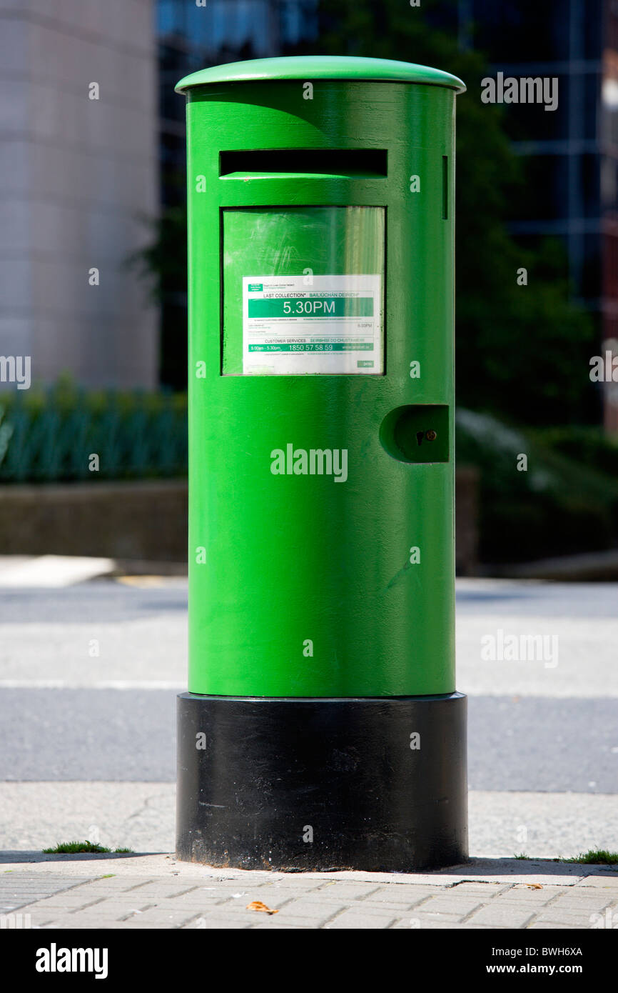 L'Irlande, comté de Dublin, Dublin City, un vieux jeu traditionnel letterbox vert sur la chaussée trottoir. Banque D'Images