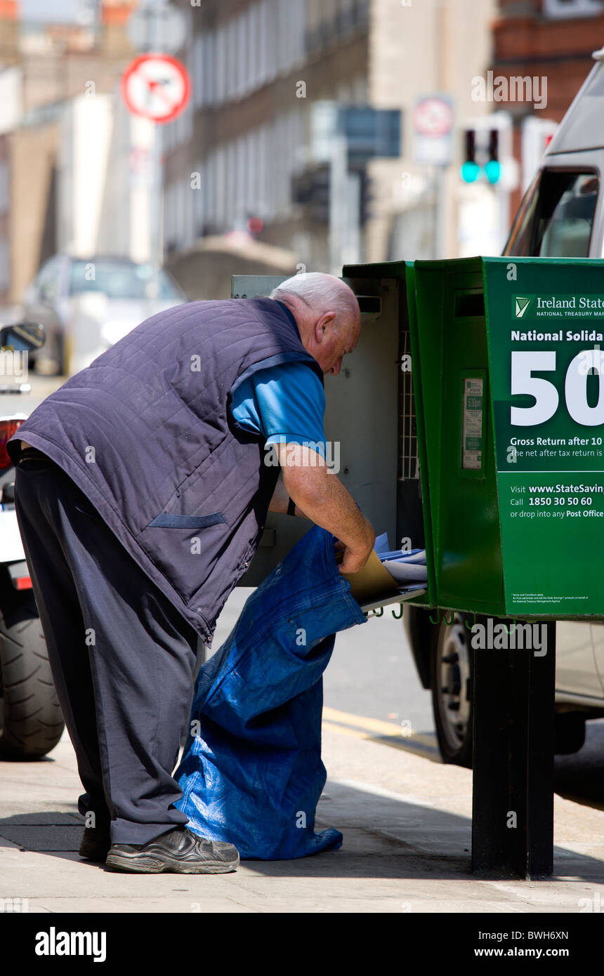 L'Irlande Comté de Dublin ville irlandaise après vidage des travailleurs des postes de la poste aux lettres modernes vert en sac sur trottoir Banque D'Images