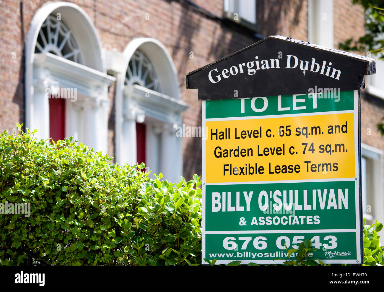 L'Irlande, comté de Dublin, Dublin City, soit par le signe extérieur propriétés géorgiennes dans le centre-ville au sud de la rivière Liffey. Banque D'Images