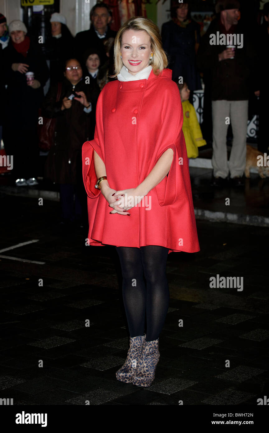 Amanda Holden allume les lumières de Noël Elizabeth Street, Londres, 23 novembre 2010. Banque D'Images
