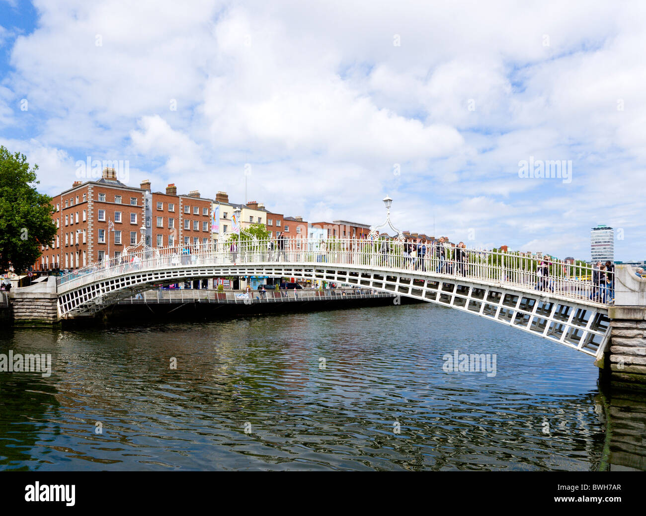 L'Irlande, comté de Dublin, Dublin City, la fonte 1816 Ha Penny ou demi-penny Bridge sur la rivière Liffey. Banque D'Images