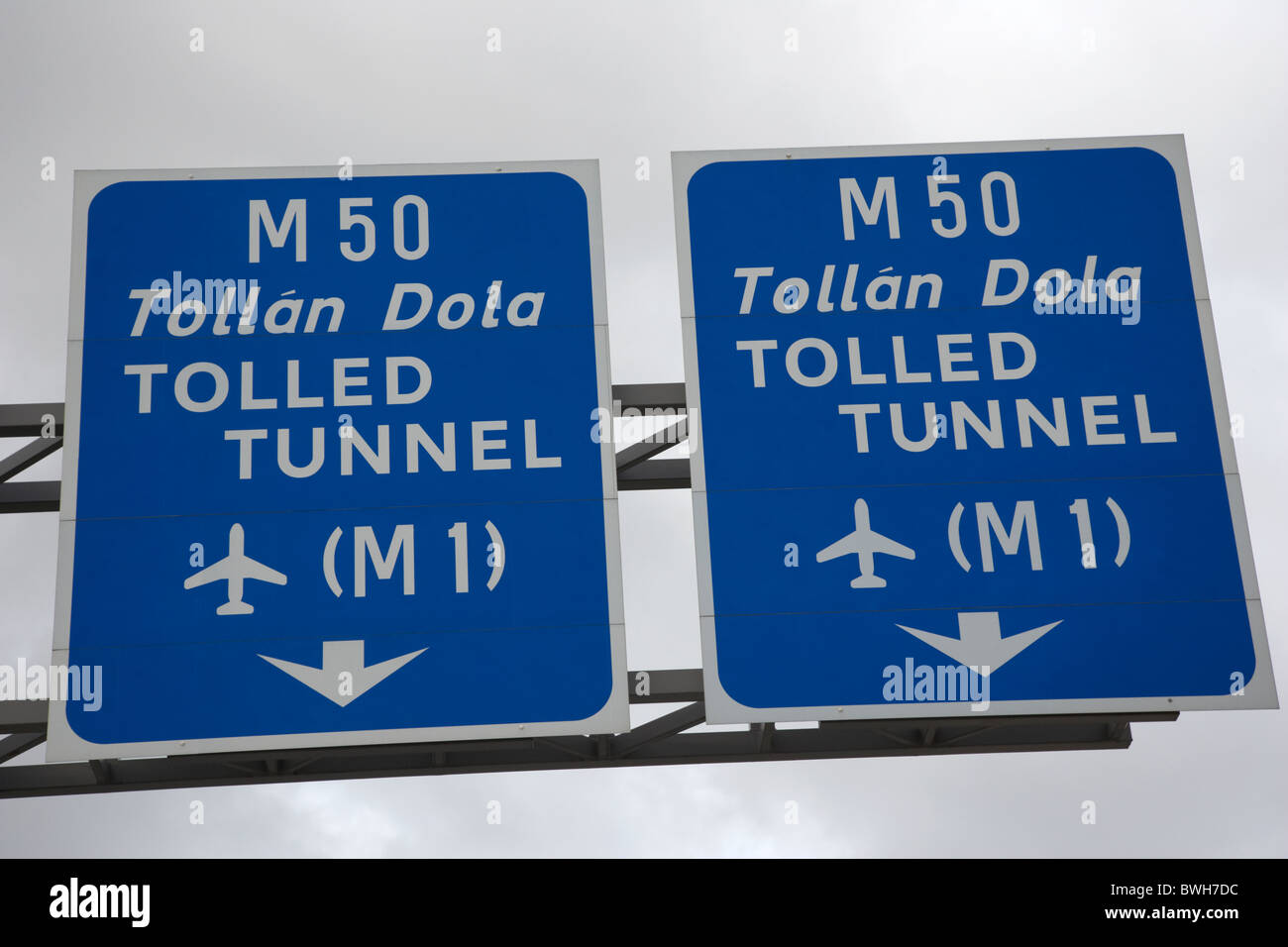 Pour la signalisation routière bilingue M1 M50 Dublin Port Tunnel sans frais Dublin République d'Irlande Banque D'Images