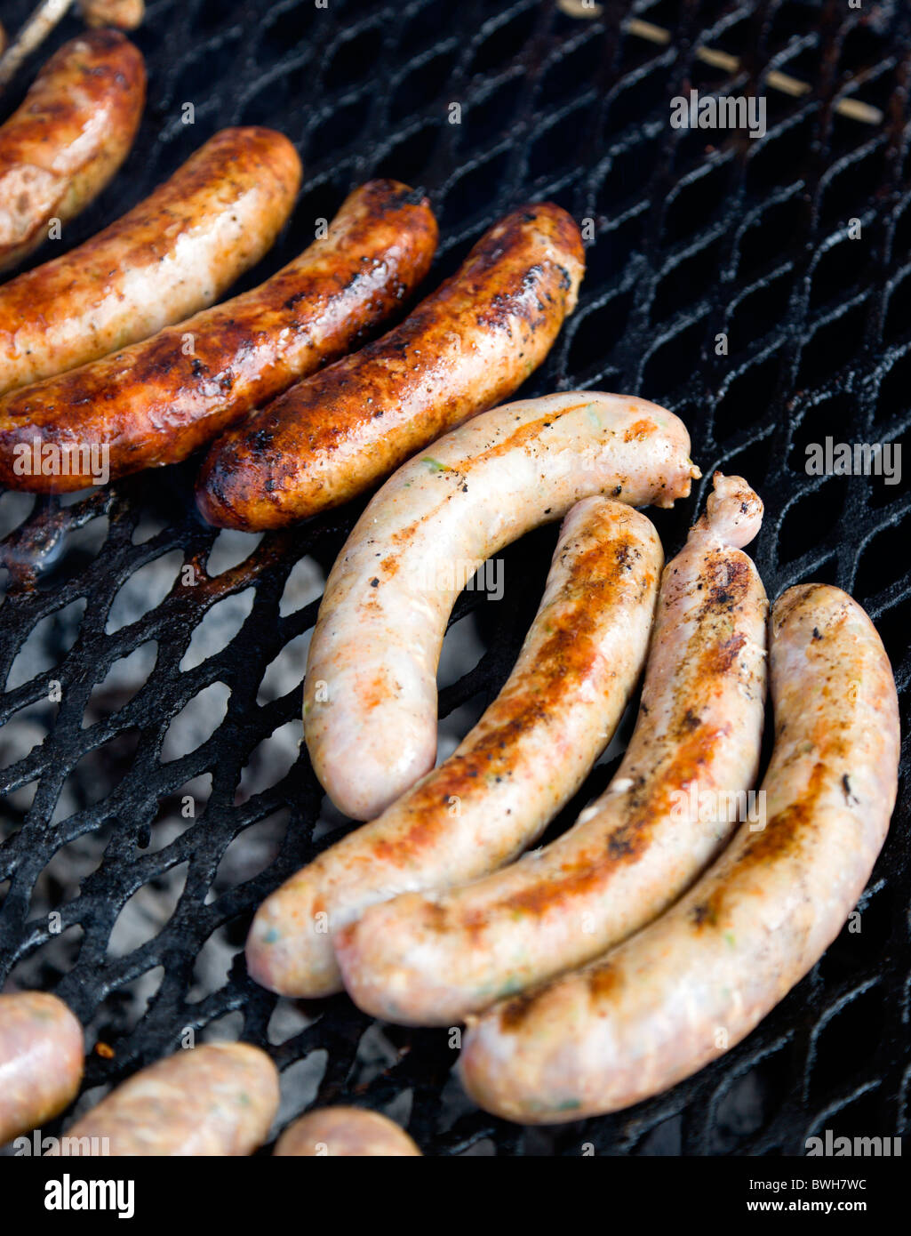 La cuisson des aliments, viande, saucisses, être cuit sur un BBQ Barbecue grill extérieur sur des charbons ardents. Banque D'Images